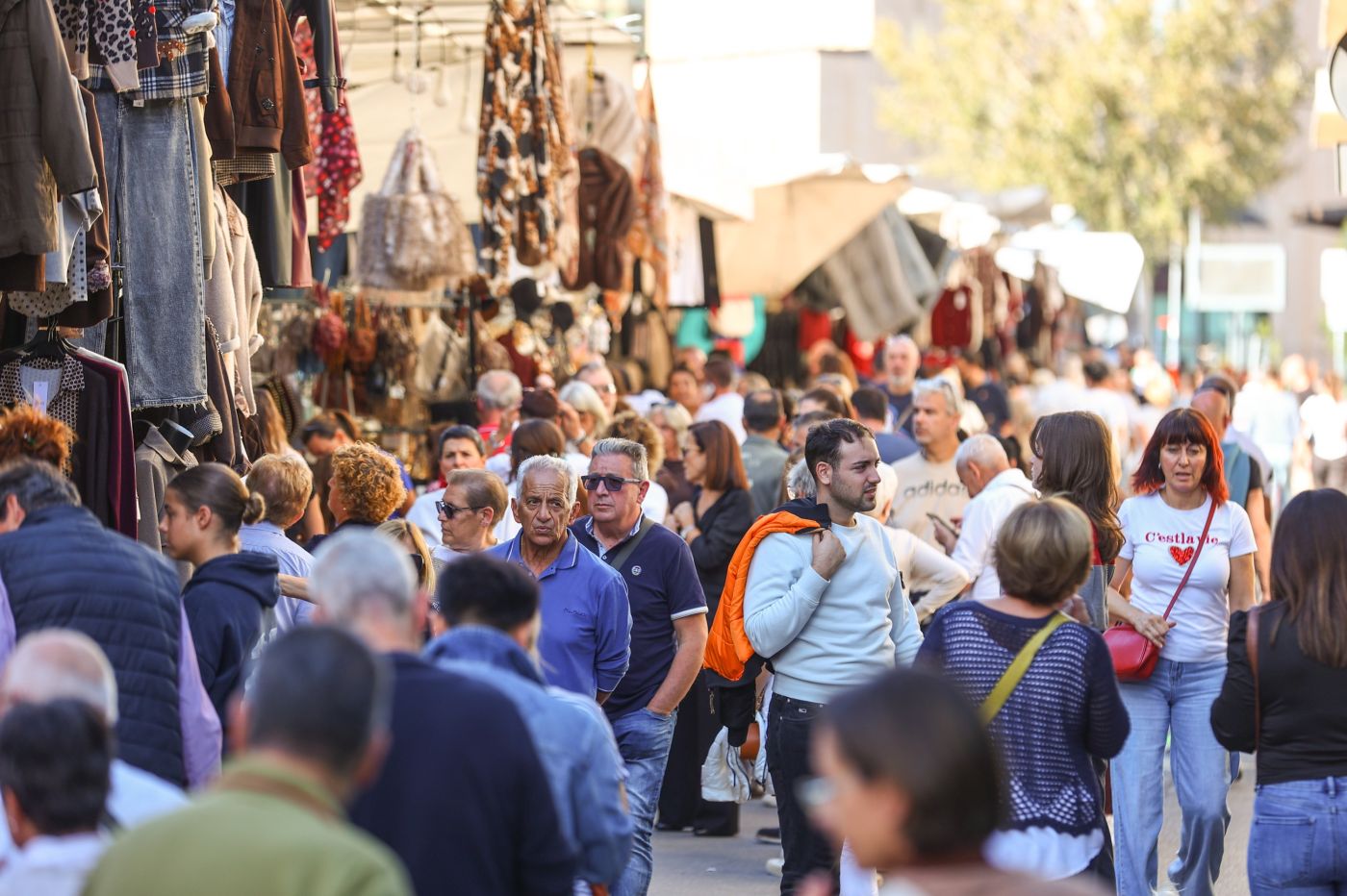 Shopping domenicale alle Cascine: gli ambulanti tornano sul lungarno